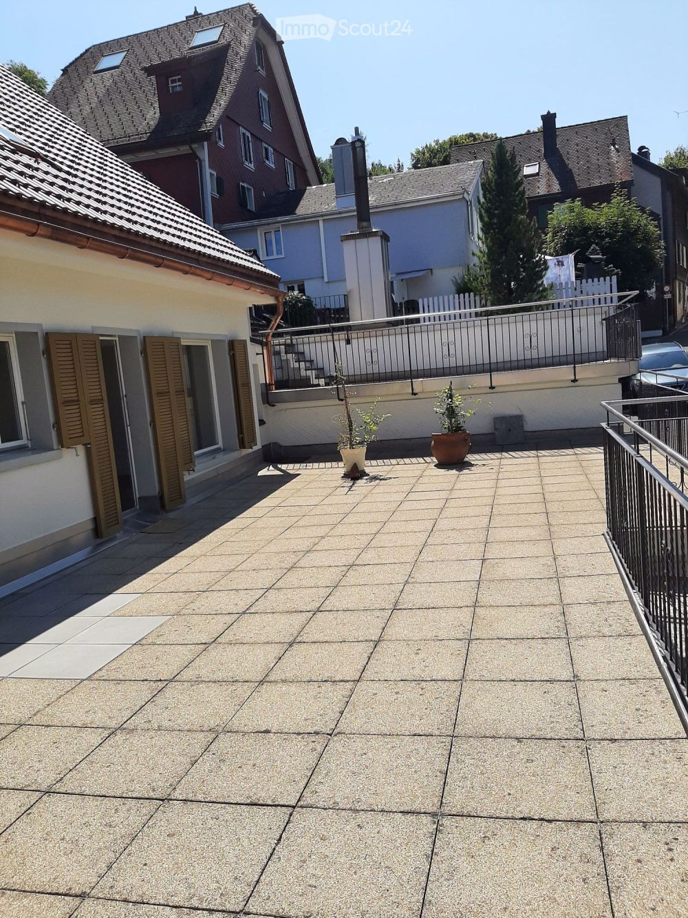Charmante 5.5-Zimmer-Wohnung mit grosser Terrasse im Zentrum von Einsiedeln - Bild 1