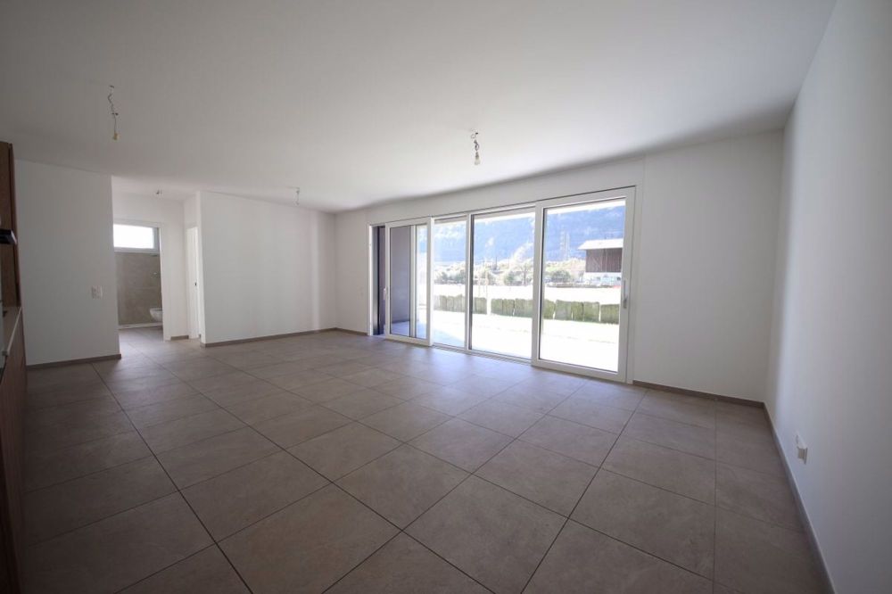 Moderne Wohnung mit überdachter Terrasse, Garten und Garage – Pollegio - Bild 4