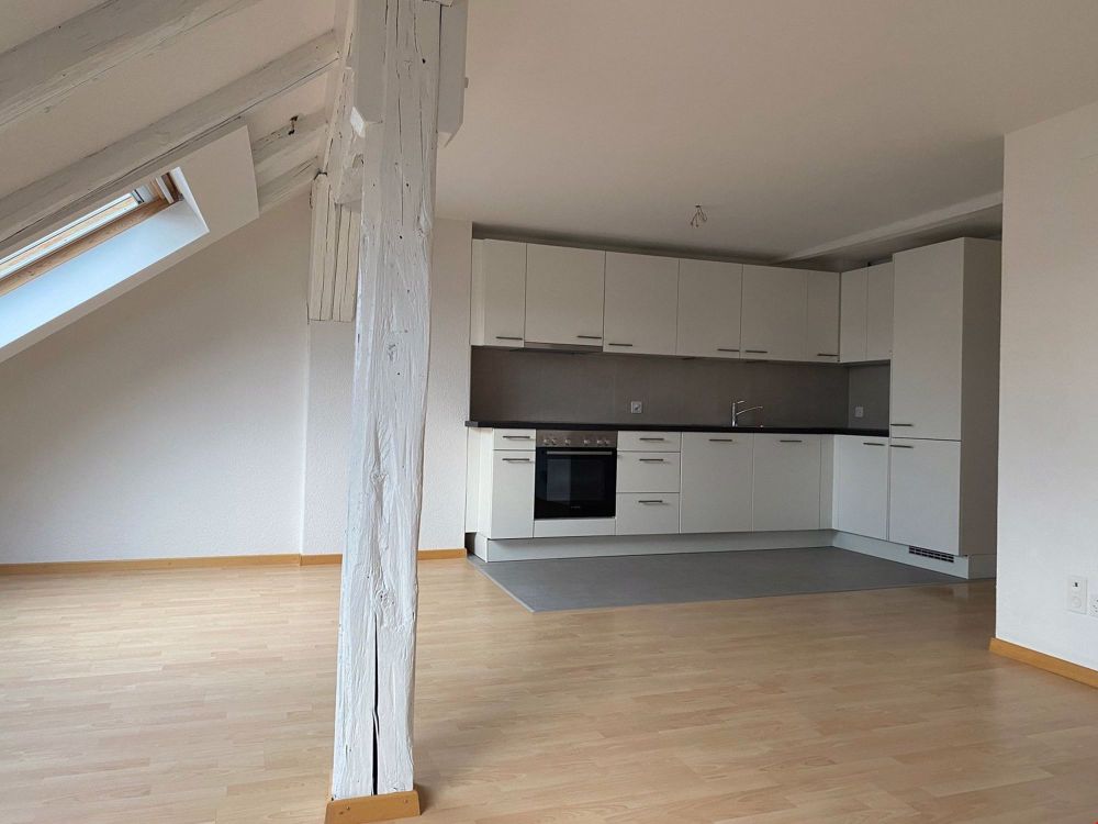 Charmante 3 Zimmer Dachgeschosswohnung im Dorfkern von Nidau - Bild 2