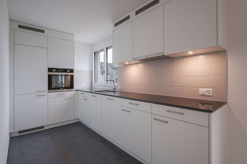 Moderne 2.5-Zimmer-Neubau-Wohnung mit Balkon in Niederweningen - Bild 3