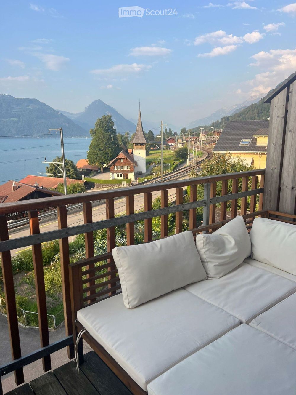 Moderne 2.5-Zimmer-Dachwohnung mit Seeblick in Leissigen - Bild 4