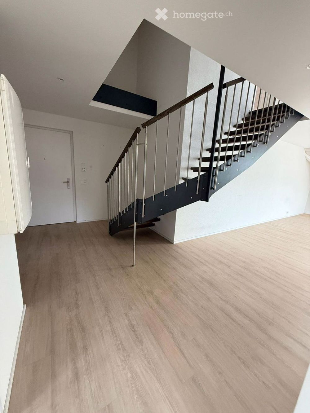 Moderne und lichtdurchflutete 4.5-Zimmer-Maisonette-Duplex Dachwohnung in Weiningen ZH - Bild 1