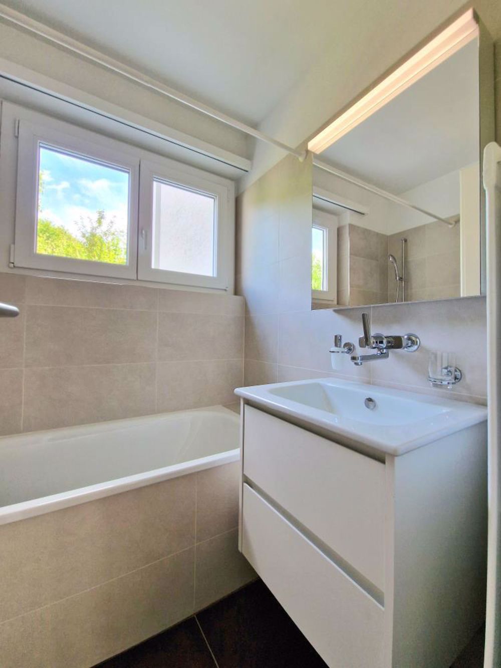 Die Gelegenheit! Erstbezug einer neu sanierten 3.5-Zimmerwohnung in Af - Badezimmer