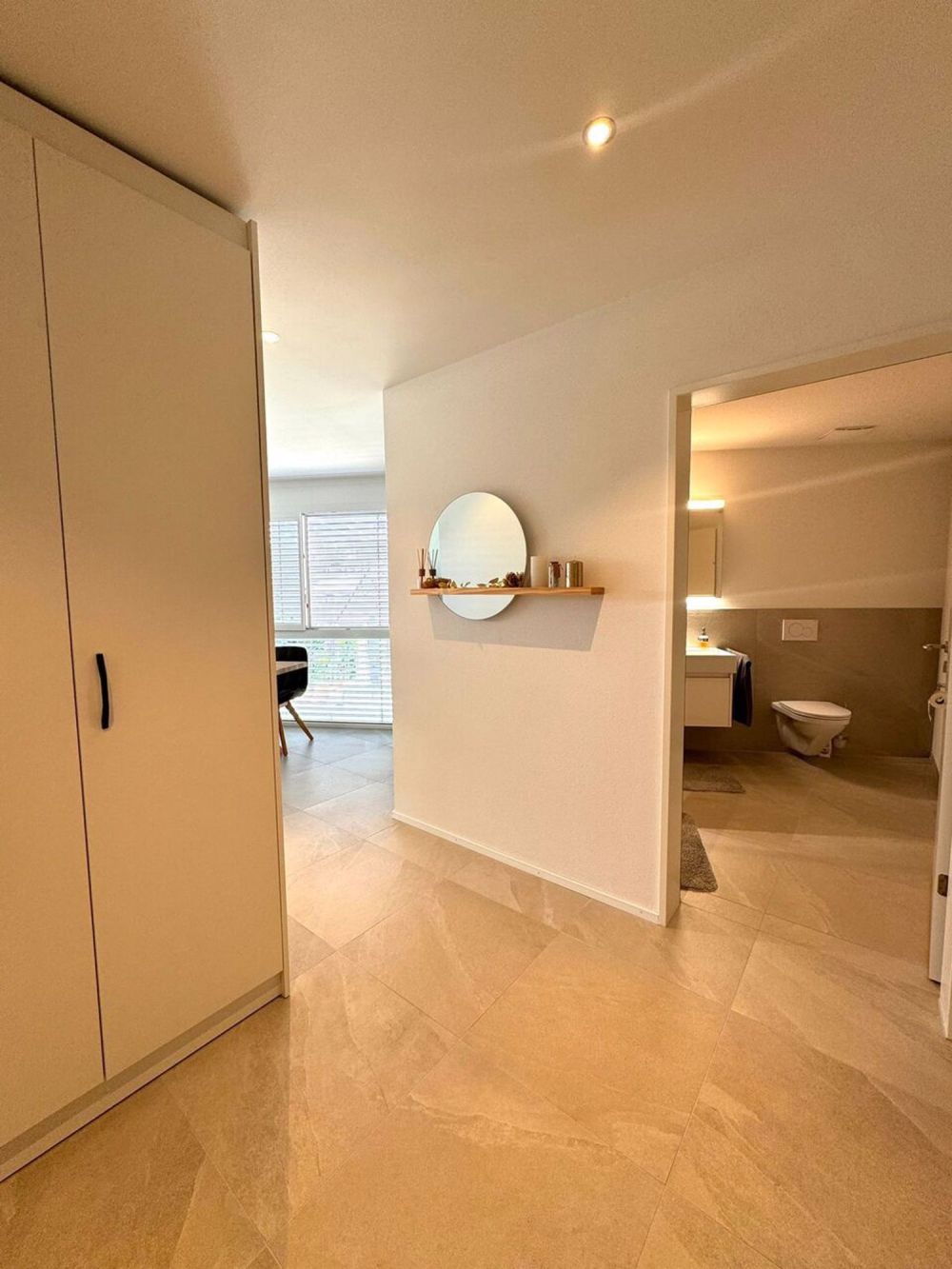 Moderne 2.5-Zimmerwohnung mit Balkon und eigenem Waschkeller - Korridor