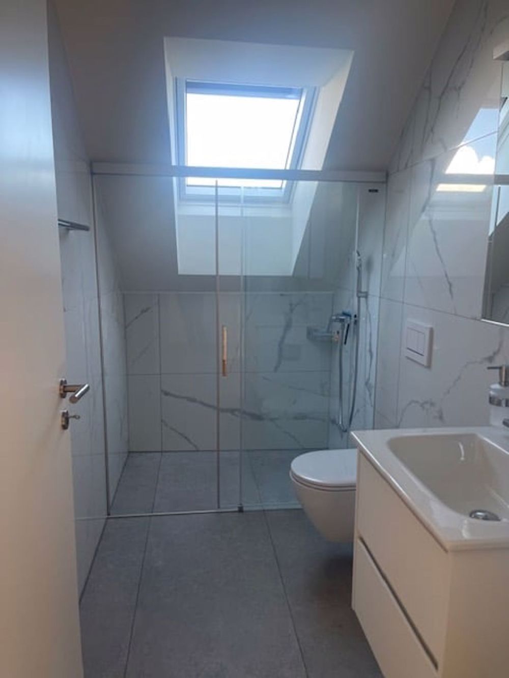 Moderne 4.5-Zimmer-Dachwohnung mit herrlicher Aussicht in Hermetschwil-Staffeln - Bild 7