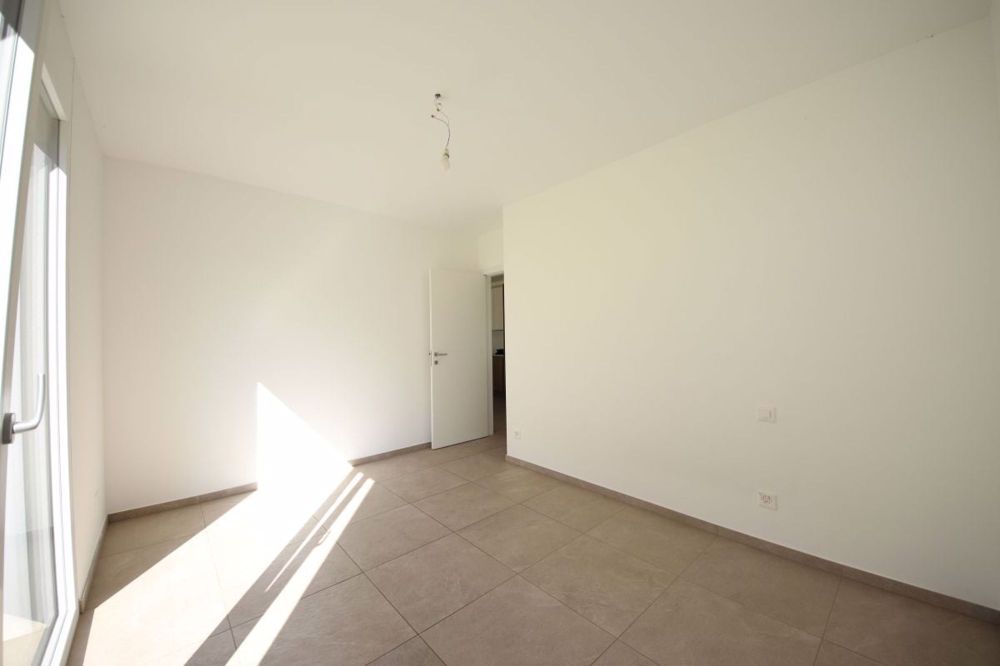 Moderne Wohnung mit überdachter Terrasse, Garten und Garage – Pollegio - Bild 8