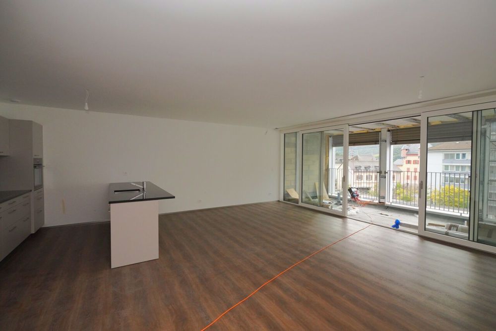 APPARTEMENT 3.5 PIÈCES DE 119M2 NEUF À LOUER À SIERRE - Séjour avec accès à la loggia