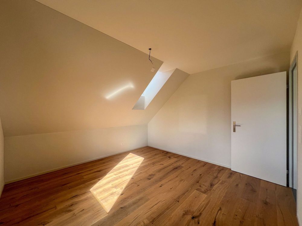 Erstbezug Maisonette-Wohnung. Wohnen vor den Toren Zürichs mit Lift in privaten Eingangsbereich - Bild 2