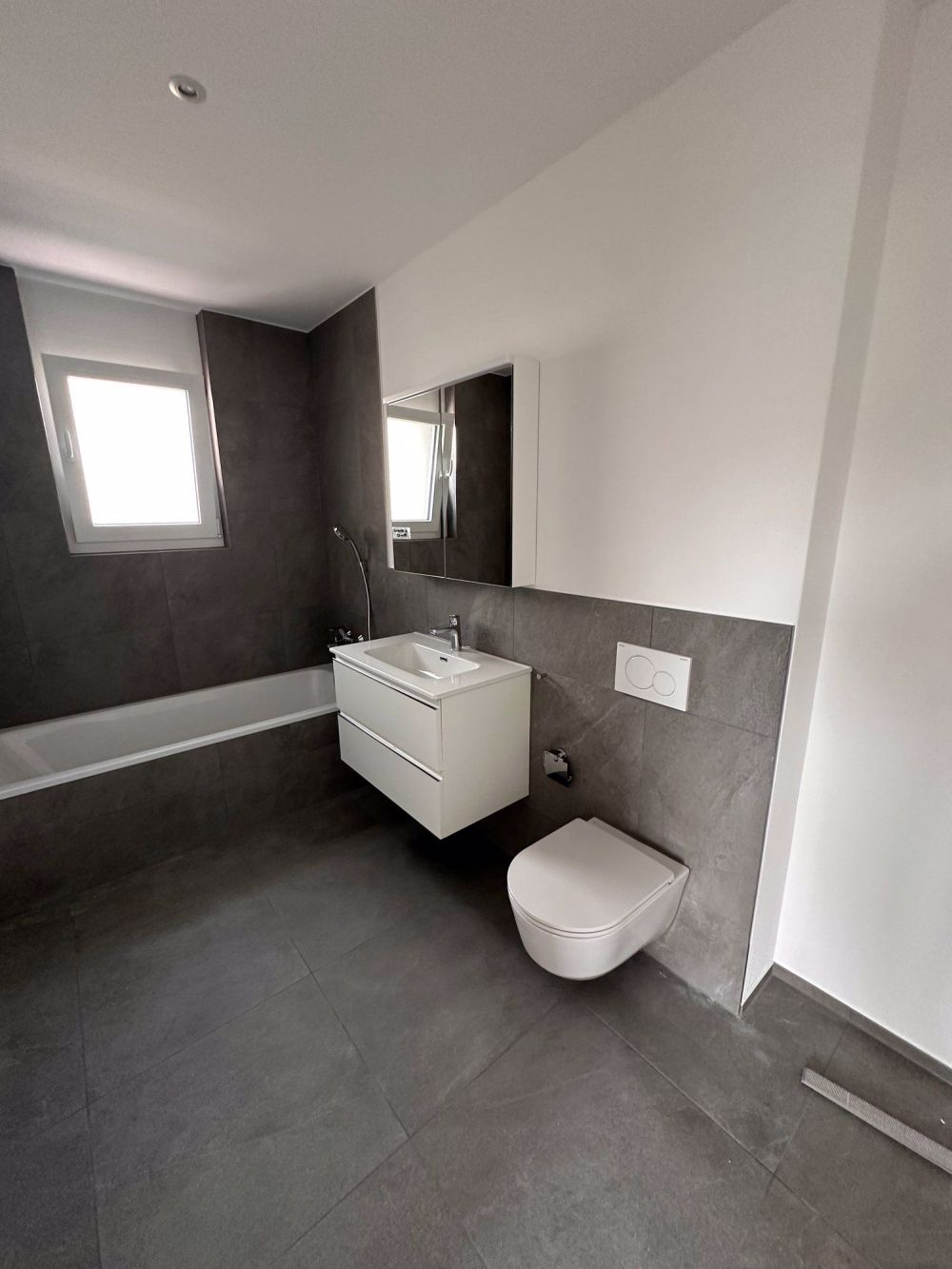 Moderne 4.5-Zimmer-Dachwohnung für Erstbezug in Huttwil bereit - Bild 12