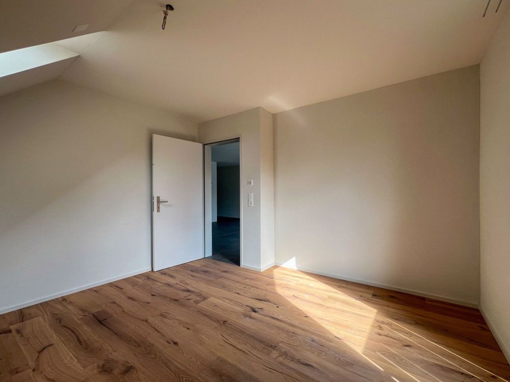 Wohnen auf zwei Ebenen vor den Toren Zürichs - stilvolle 4.5-Zimmer-Maisonette mit Loggia - Bild 7