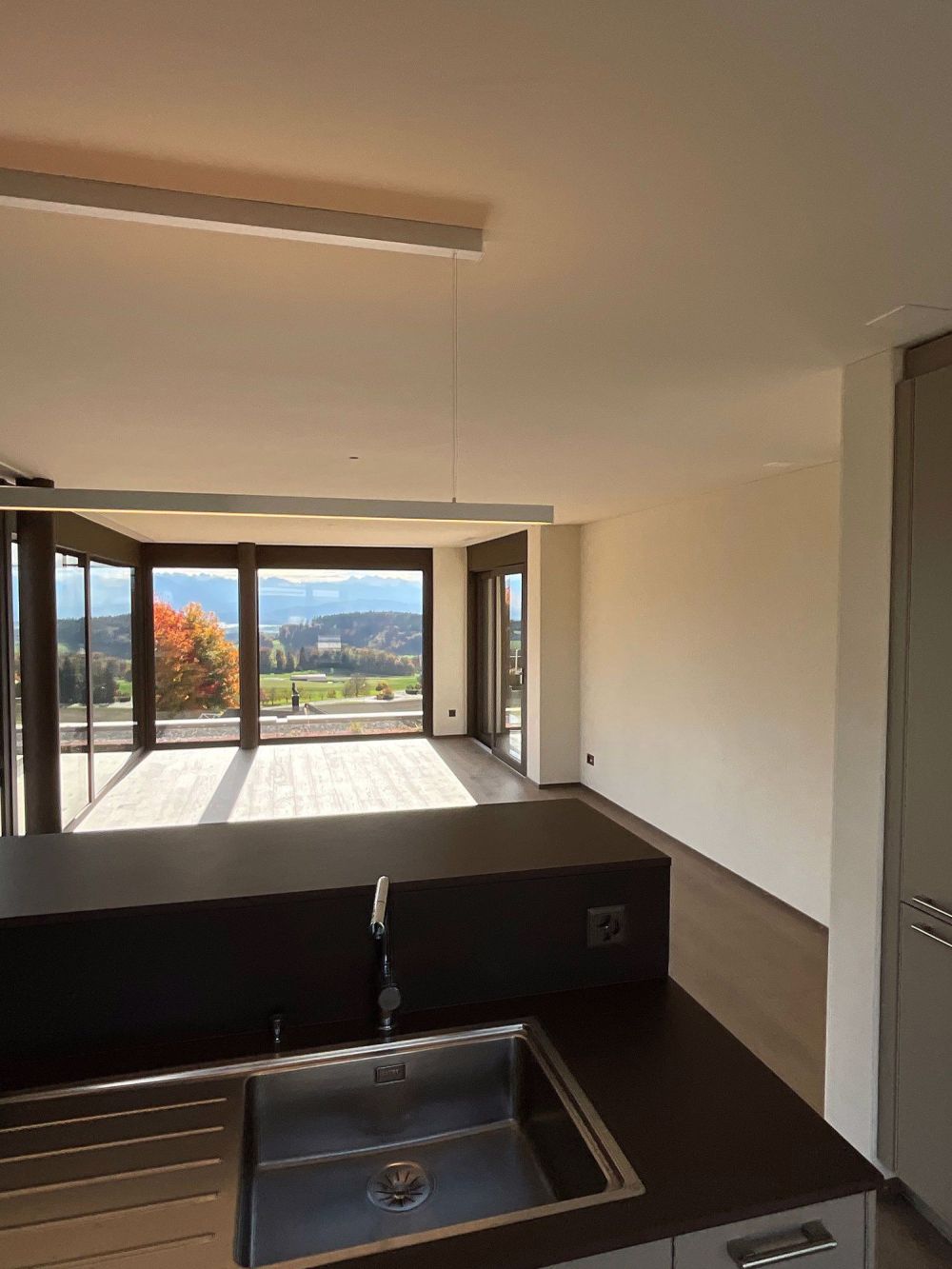 Atemberaubende Aussicht: NEUBAU 3.5-Zimmer-Attika-Wohnung mit 2 Terrassen - Bild 8