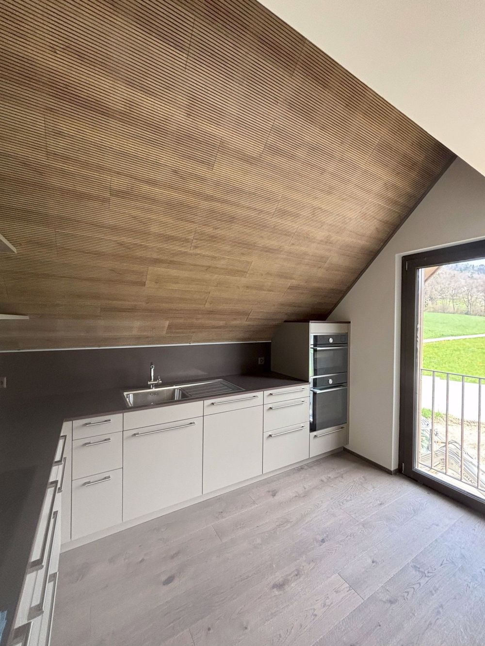 Neue 4.5 Zimmer-Maisonette-Wohnung mit charmanter Atmosphäre - Bild 2