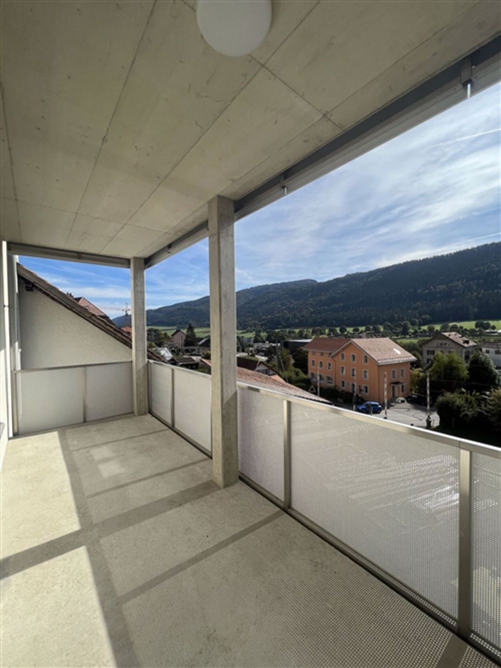 St-Imier, prächtiger Neubau mit grossem Balkon - Bild 1