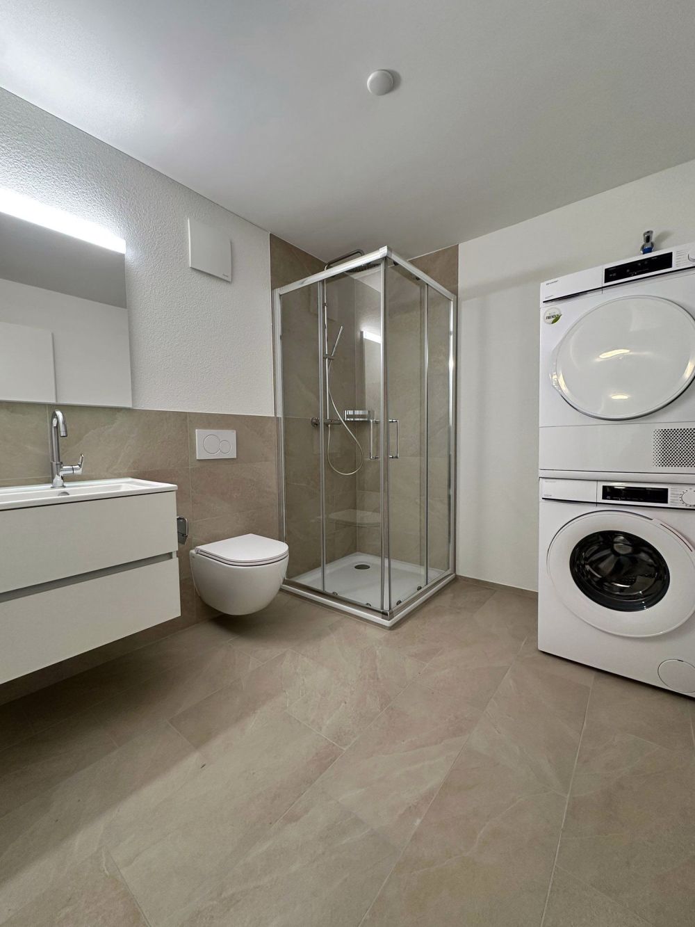 Neuwertige moderne 3.5-Zimmer-Wohnung mit eigenem Waschturm - Bild 2