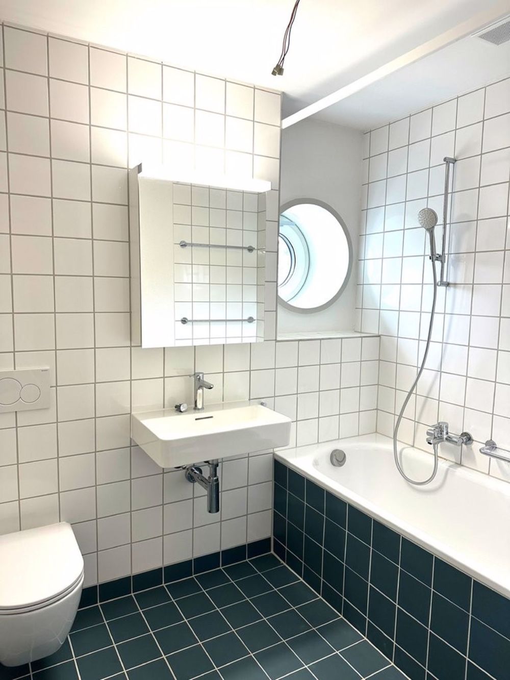 Erstbezug: Moderne 4.5-Zimmer-Wohnung in Terrassenhaus - Beispiel Bad