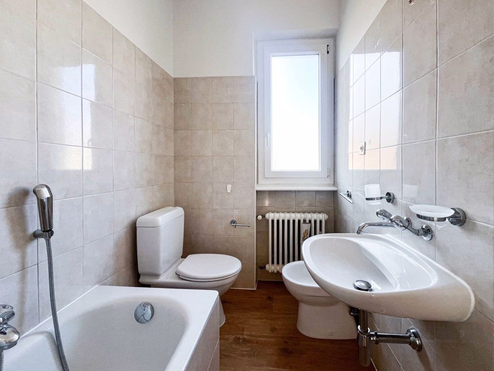 Auf einer Nebenstraße in absoluter Ruhe, komplett renoviert und in erster Vermietung - Servizio con vasca da bagno