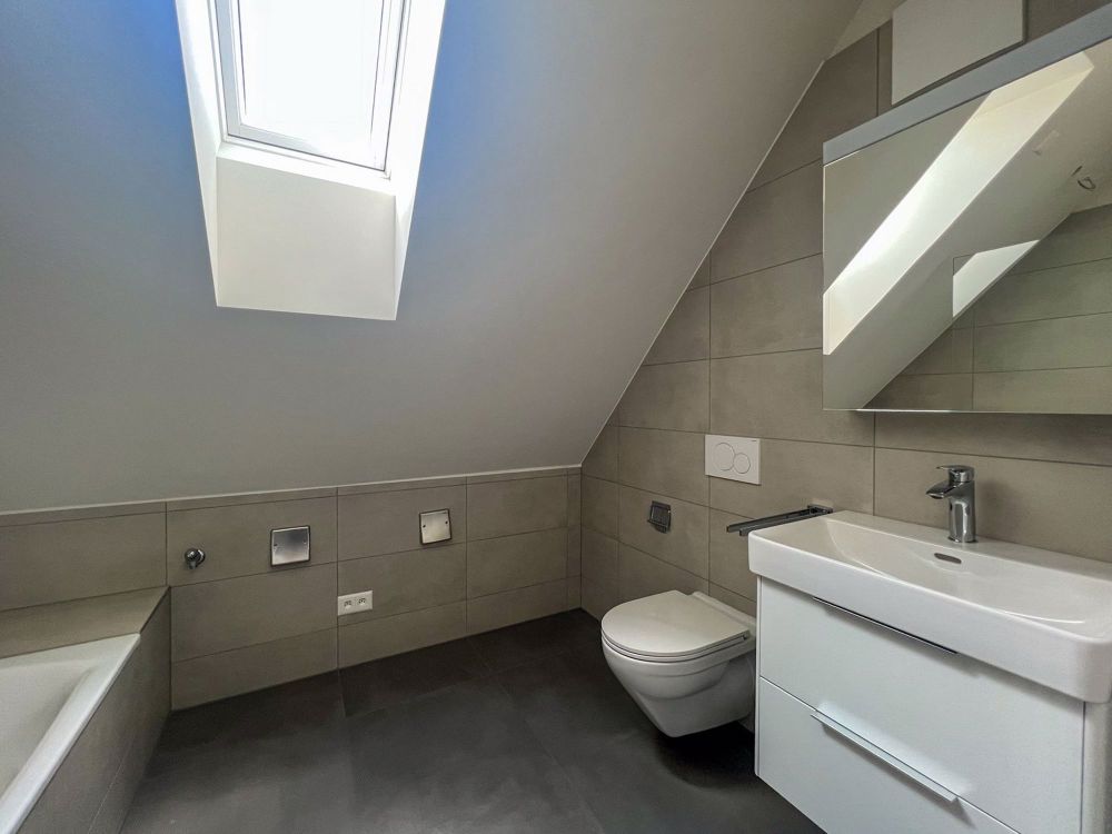Wohnen auf zwei Ebenen vor den Toren Zürichs - stilvolle 4.5-Zimmer-Maisonette mit Loggia - Bild 9