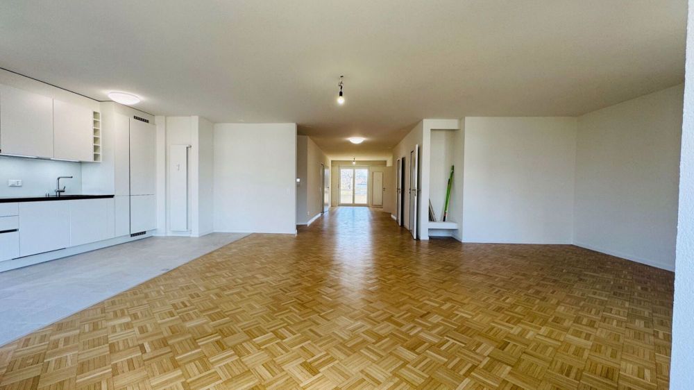 ERSTVERMIETUNG, totalsanierte 3.5-Zimmerwohnung mit 2 Nasszellen, 2 Balkonen und Einstellhallenplatz - Bild 2