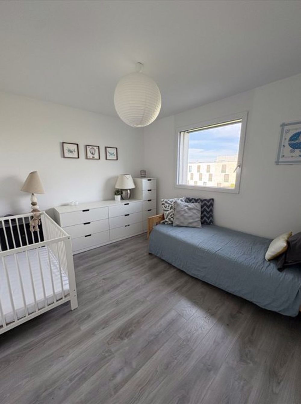 Wohnung mit 4.5 Zimmern im 1. Stock - Chambre 1