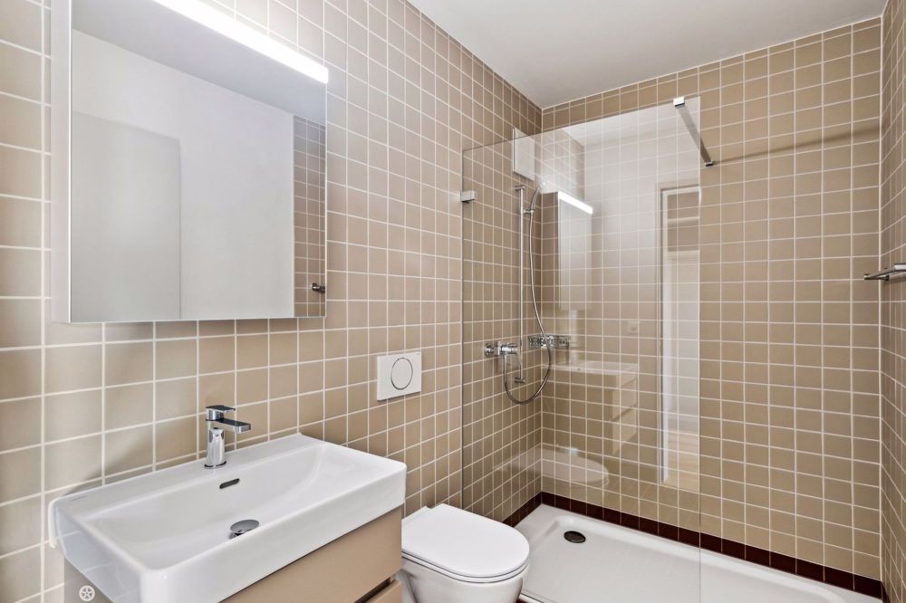 Höchster Wohnkomfort mitten in der Stadt - Dusche (Musterwohnung)