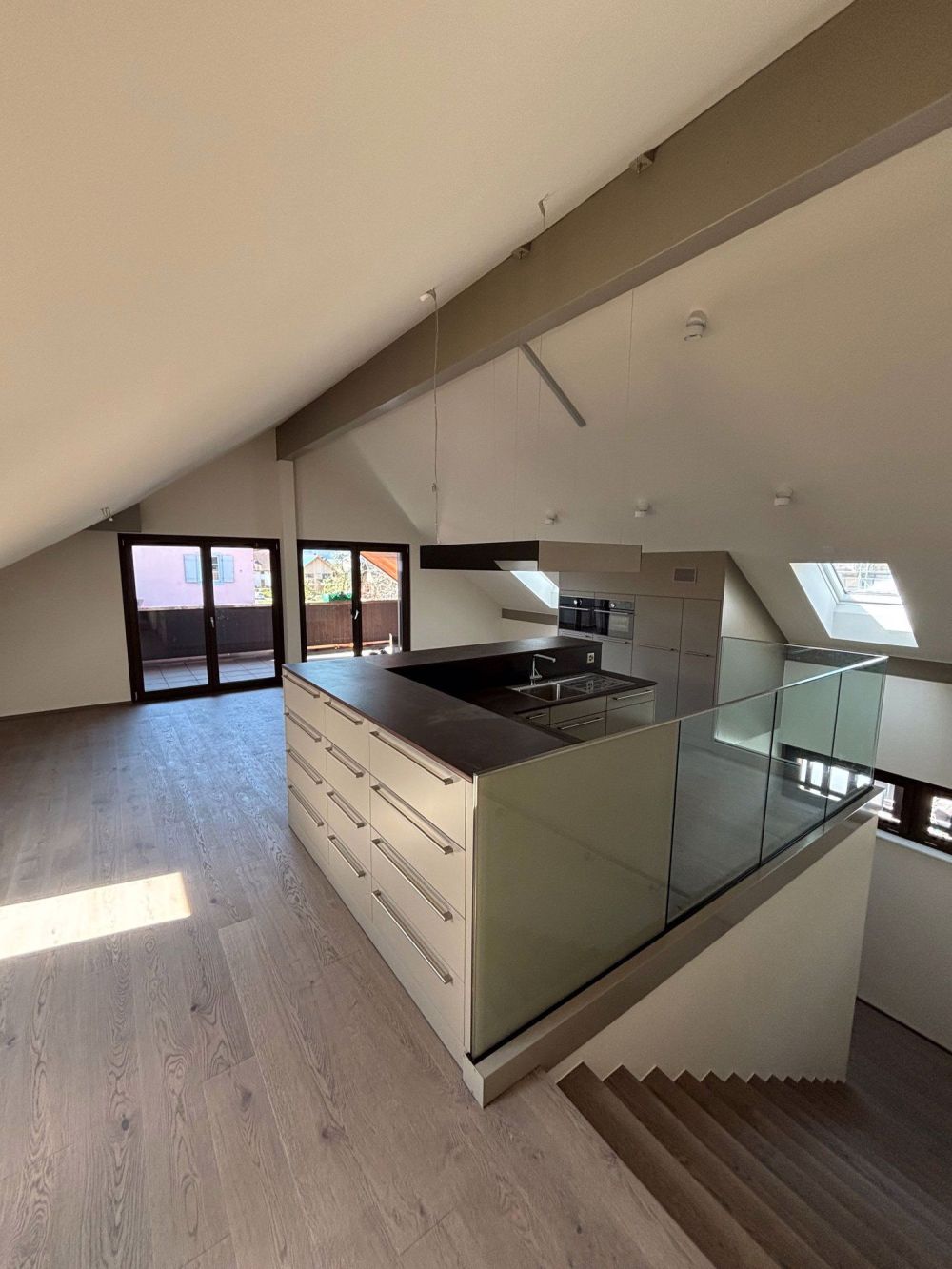 Sehr grosse, aussergewöhnliche Dachwohnung an ruhiger Lage - Bild 3