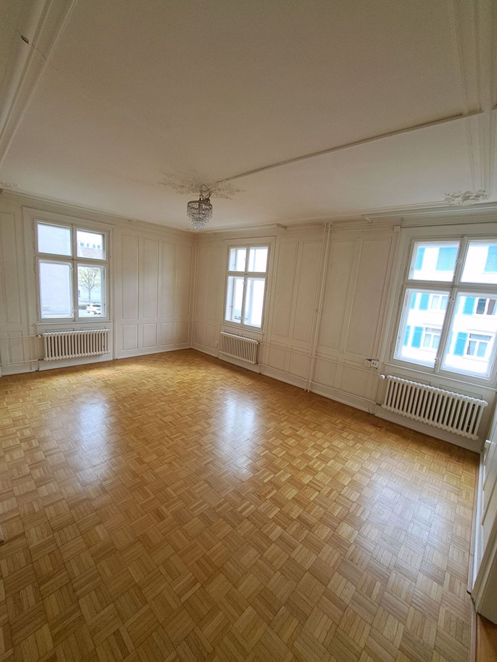 4 Zimmer-Altbau-Wohnung mitten in der Stadt - 04_Wohnzimmer.jpg