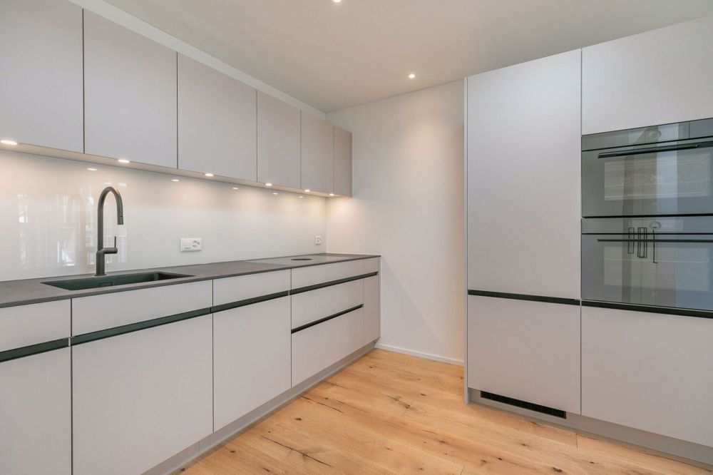 Erstbezug | 2.5-Zi-Dachwohnung im Herzen von Glarus - Bild 2