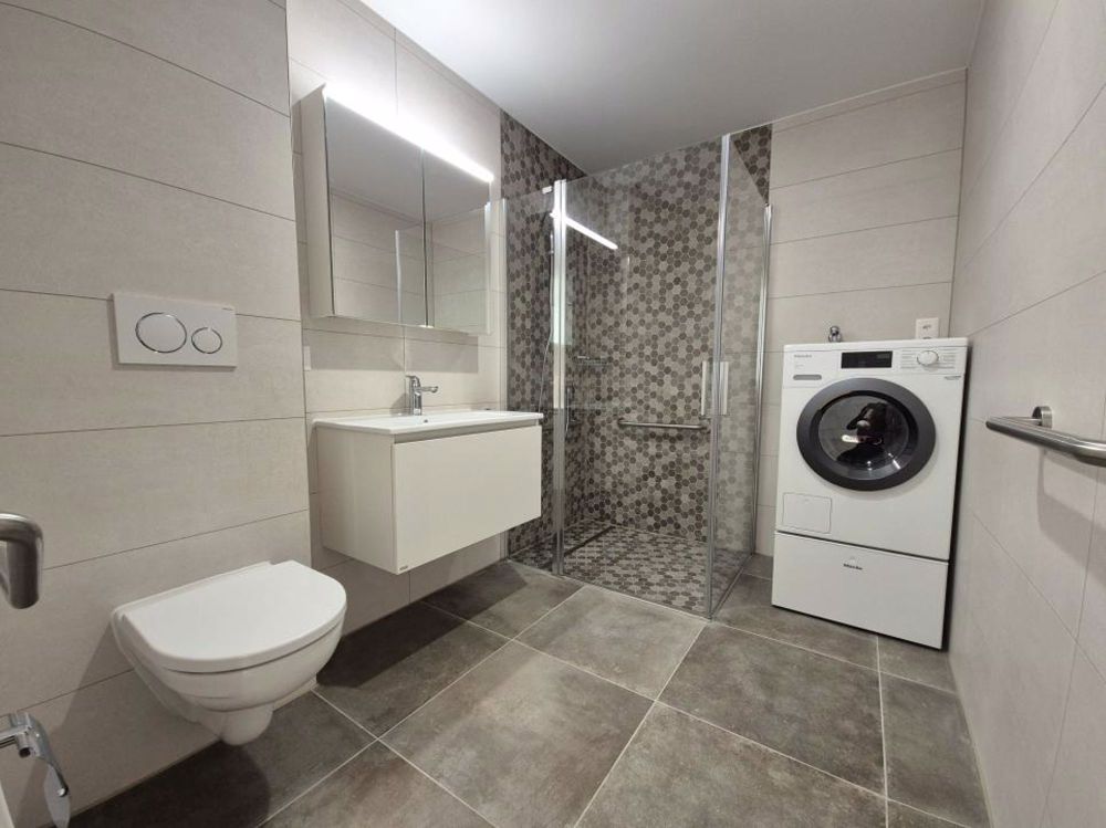 Appartement neuf de 2.5 pièces au 1er étage avec encadrement pour senior et 2 balcons - Bild 8