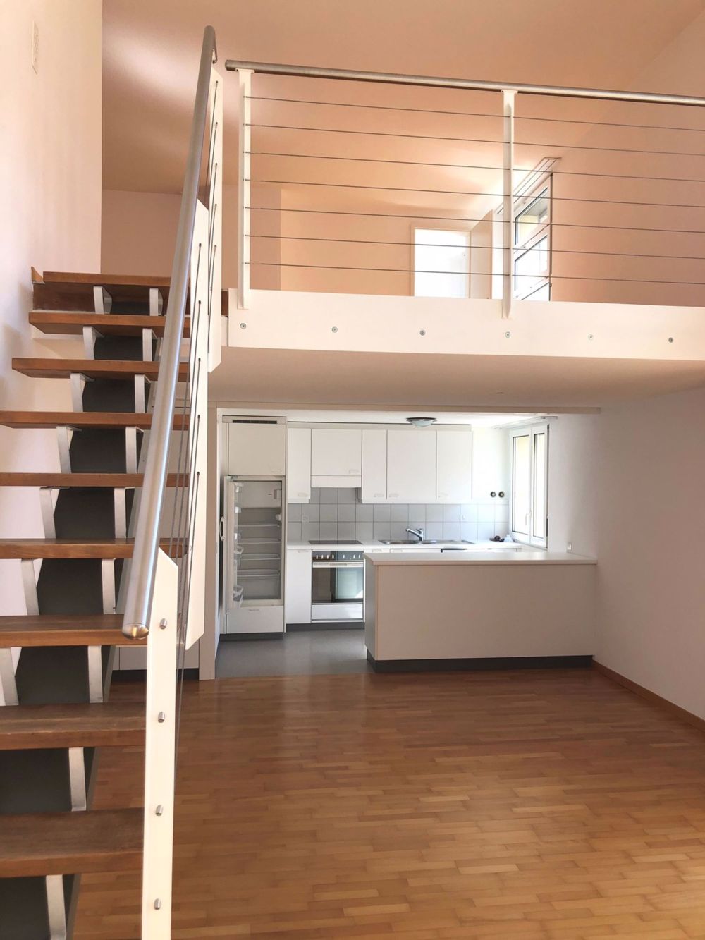 Erstvermietung nach Sanierung: 2,5 Zimmer-Maisonettewohnung und Umzugsgutschein - Wohnzimmer