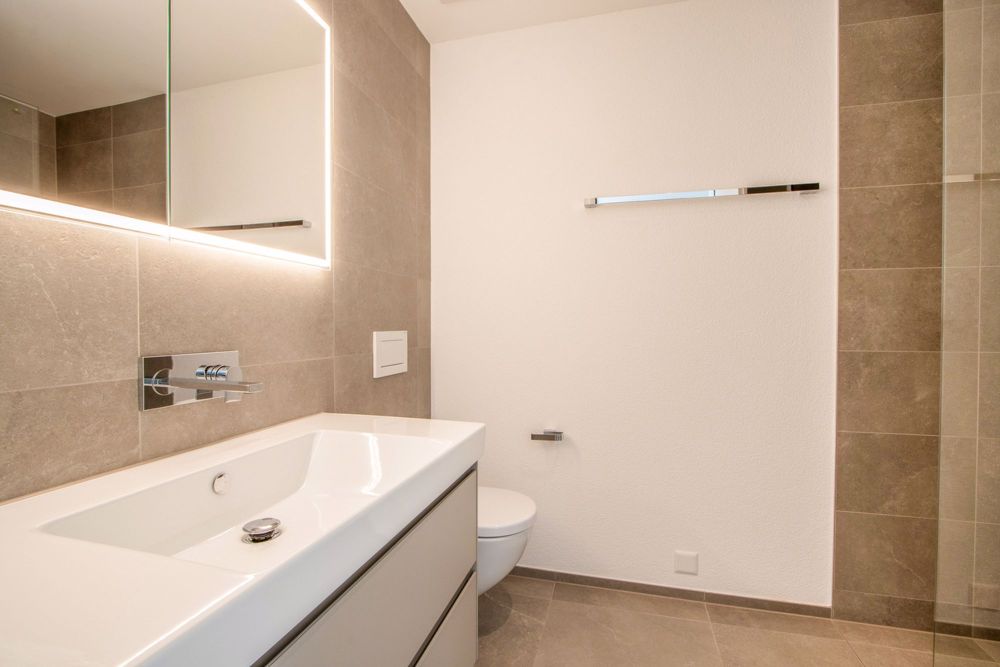 Traumhafte 4.5-Zimmer Neubauwohnung in unmittelbarer Seenähe - Badezimmer 1