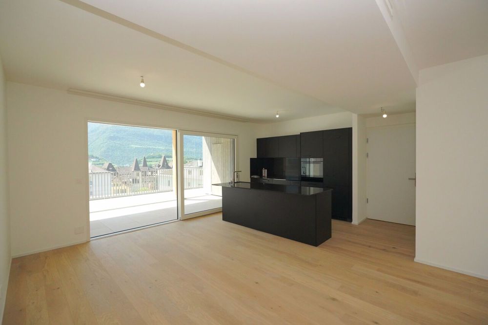 ATTIQUE D'EXCEPTION DE 4.5 PCES CENTRE-VILLE DE SIERRE - Cuisine ouverte avec un îlot central
