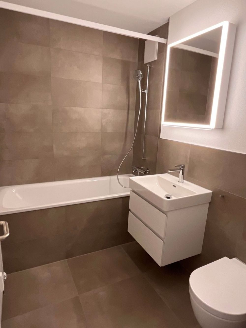 Erstvermietung im Herzen von Lyss - Badewanne