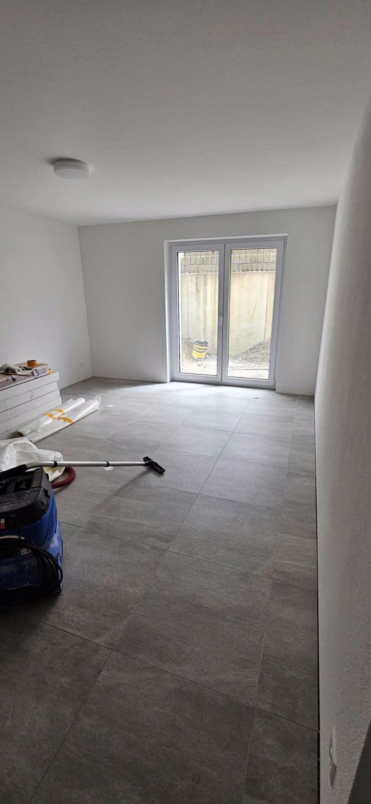 Neubau- 2.5-Zimmer-Wohnung mit Balkon im UG - Bild 1