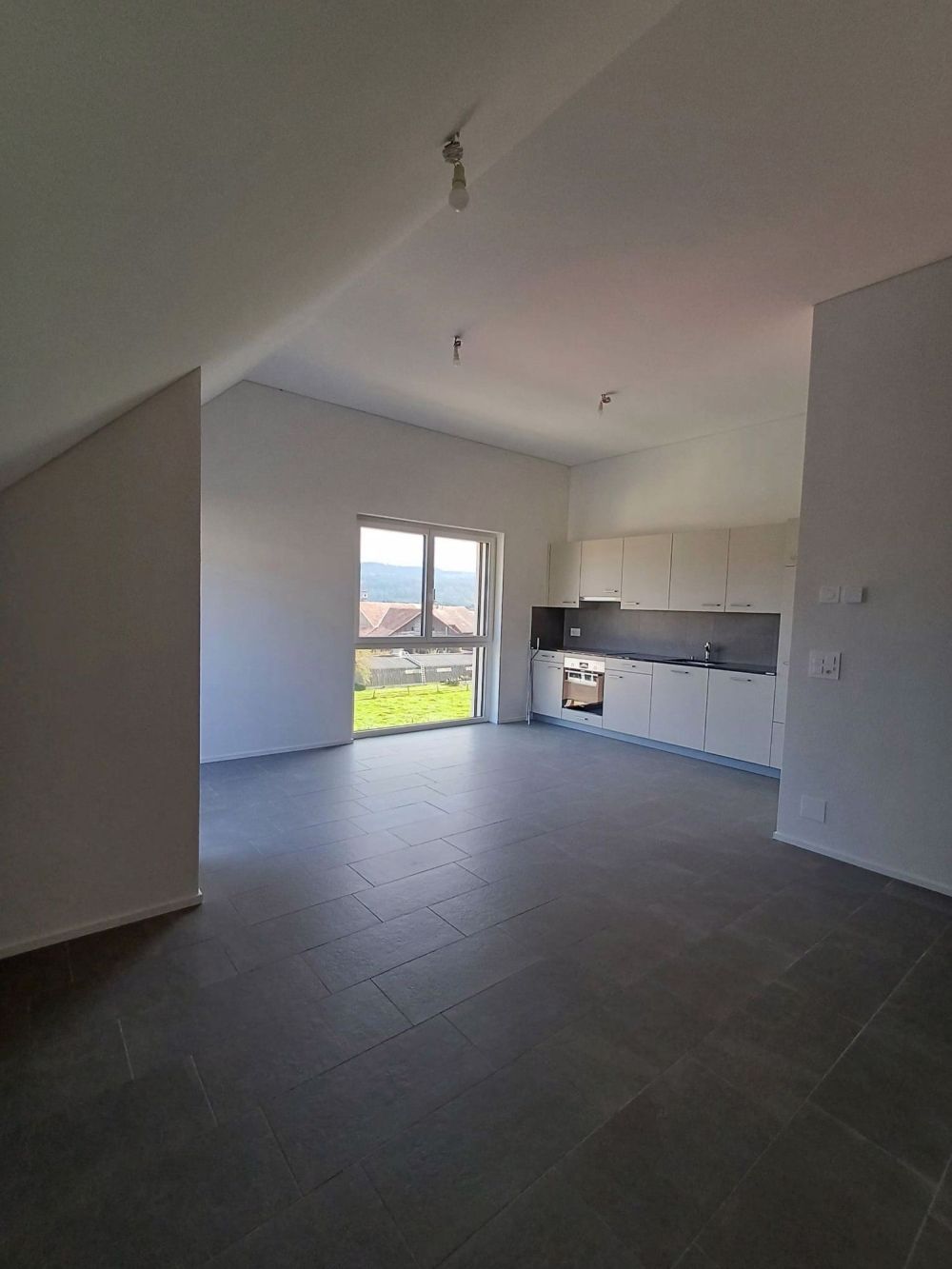 Neue 2½-Zimmer-Wohnungen mit etwa 51 und 58 m², bestehend aus: - gut ausgestatteter offener Küche - hellem Wohnzimmer mit Zugang zum Balkon - einem Schlafzimmer - Badezimmer/WC mit Waschmaschine - Dachboden, der vom Wohnbereich aus zugänglich ist - Balkon - Bild 3