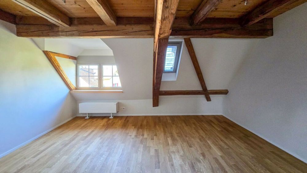 Moderne 2.5 Zimmer-Dachwohnung - Grosses Schlafzimmer mit ca. 20m2