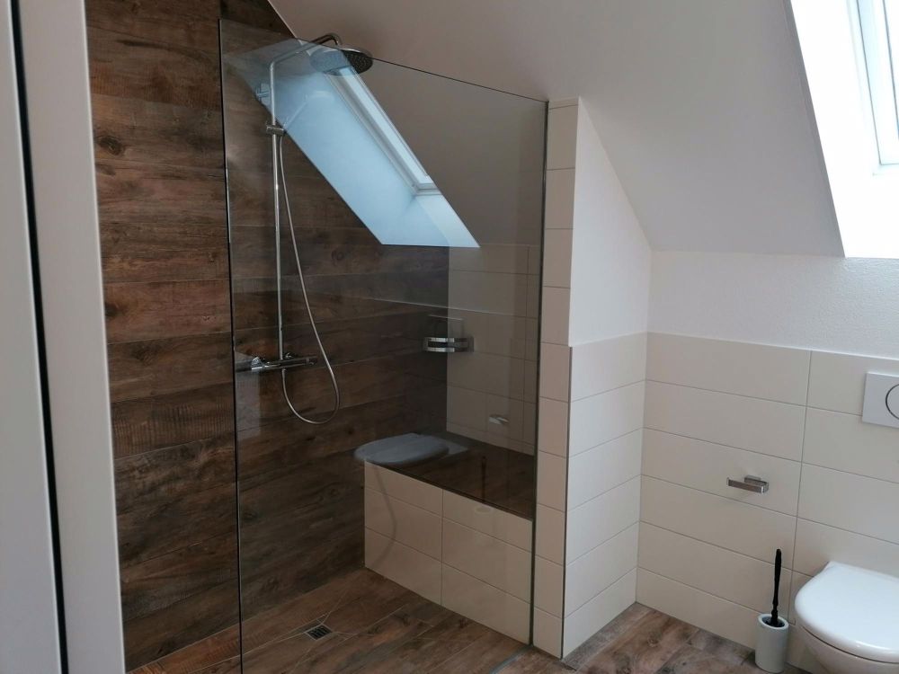 Wunderschöne moderne Dachgeschosswohnung - WC / Dusche