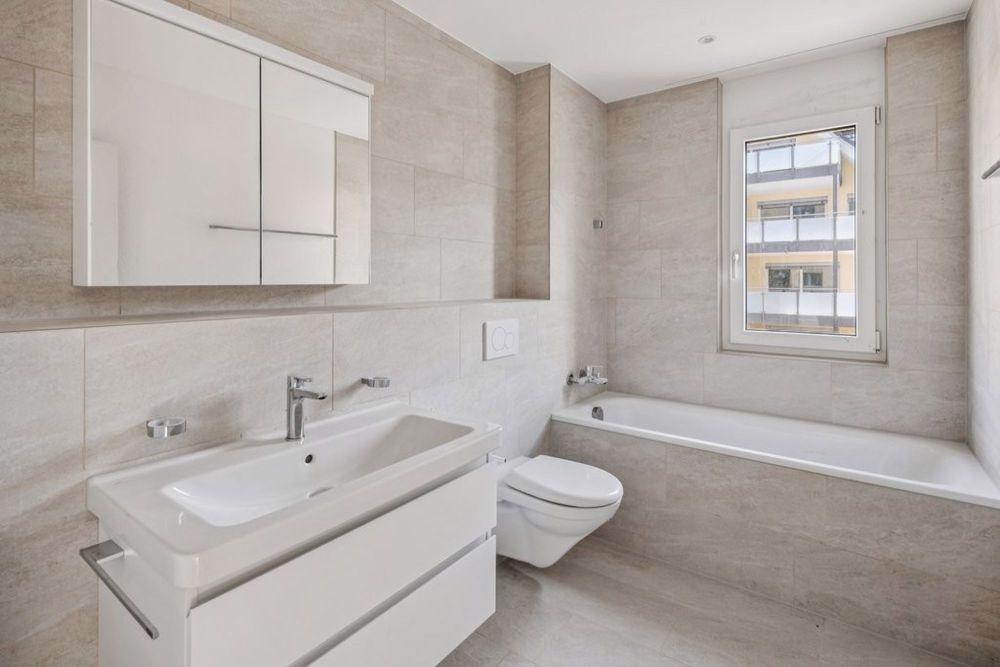 HOCHWERTIGES WOHNEN IM GRÜNEN - NEUBAUPROJEKT EICHHOLZ - Nasszelle mit Badewanne