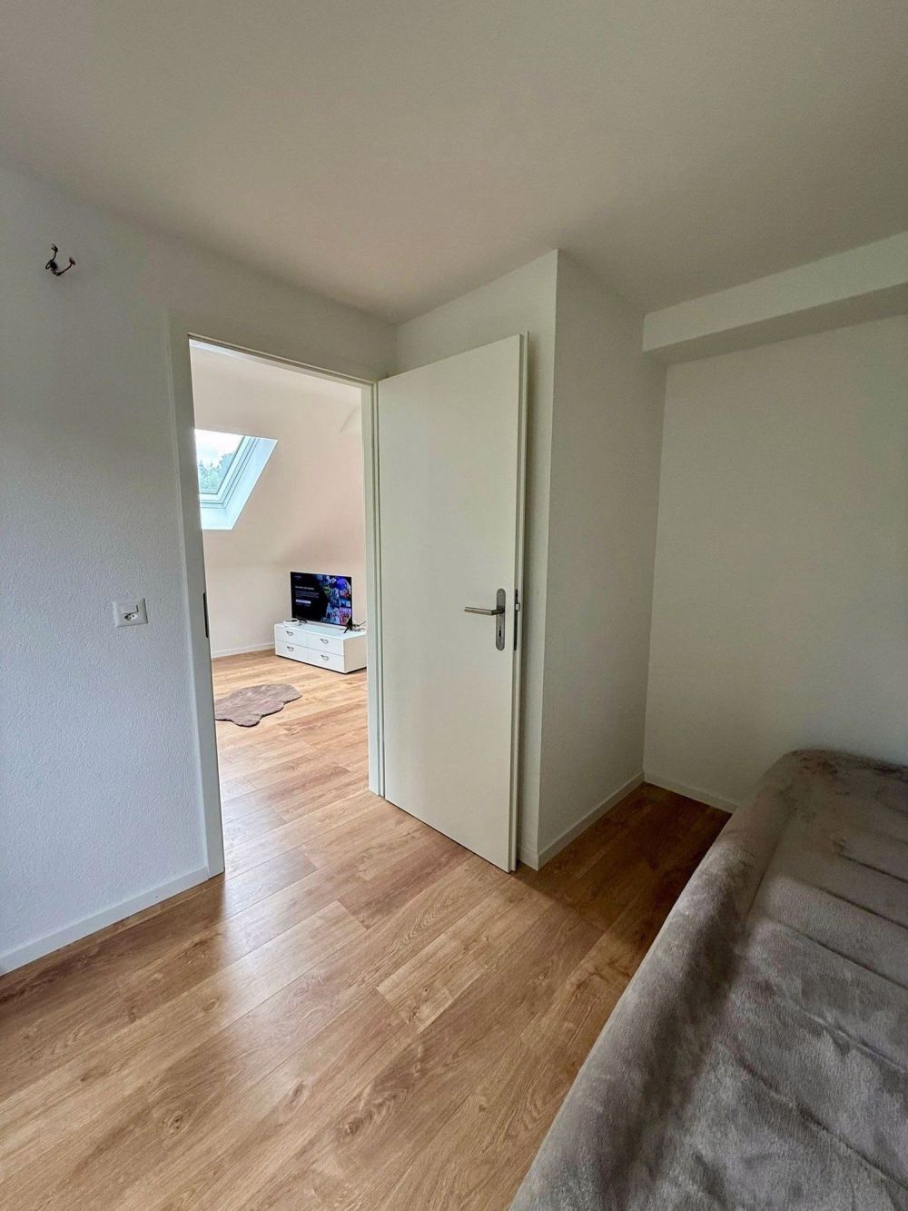 Moderne 2-Zimmer-Dachwohnung in ruhiger Lage von Seuzach - Bild 3