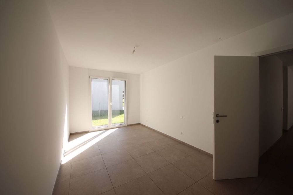 Moderne Wohnung mit überdachter Terrasse, Garten und Garage – Pollegio - Bild 7