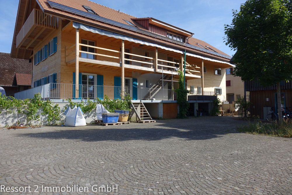 Rüti bei Büren: 2-Zi-Erstvermietung mit Galerie - / Ansicht Nordseite mit Vorplatz
