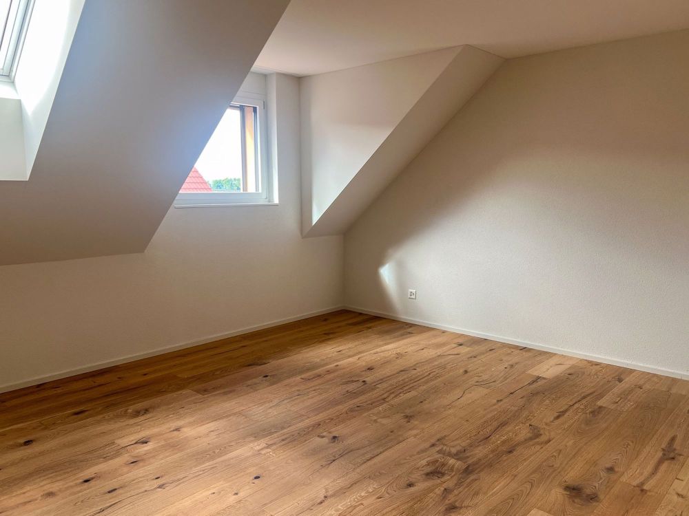 Wohnen auf zwei Ebenen vor den Toren Zürichs - stilvolle 4.5-Zimmer-Maisonette mit Loggia - Bild 8