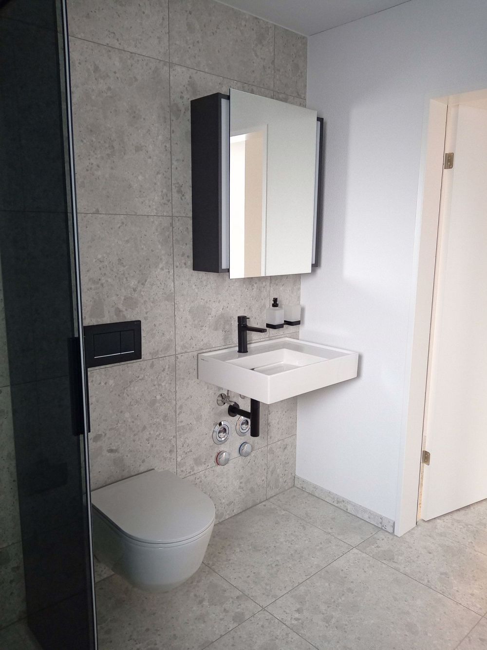 Diese moderne 4.5-Zimmerwohnung wartet auf ihren neuen Mitbewohner - Bad
