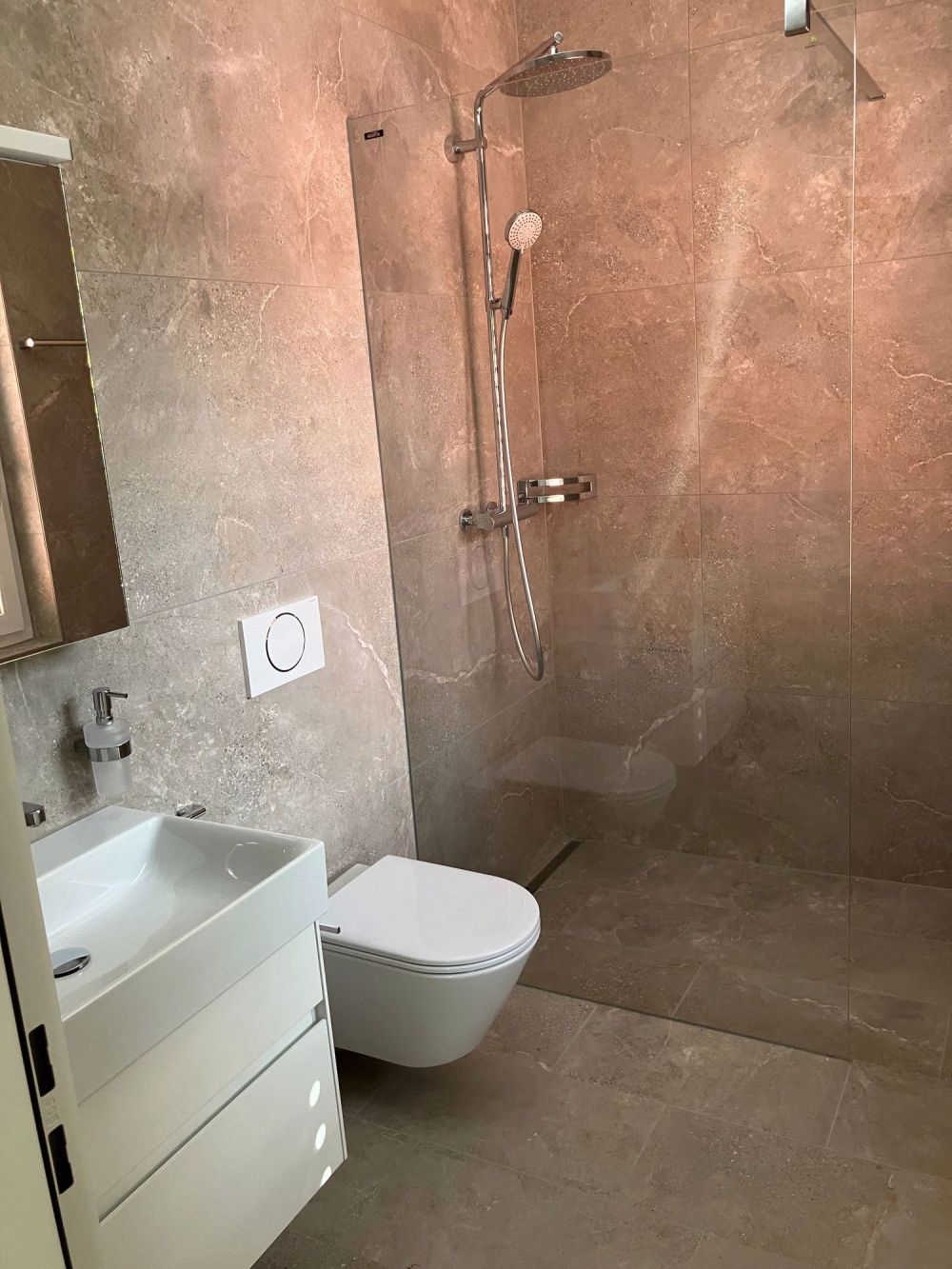 Moderne 2.5-Zimmer-Attika -Wohnung mit Bergblick in Waldenburg - Bild 1