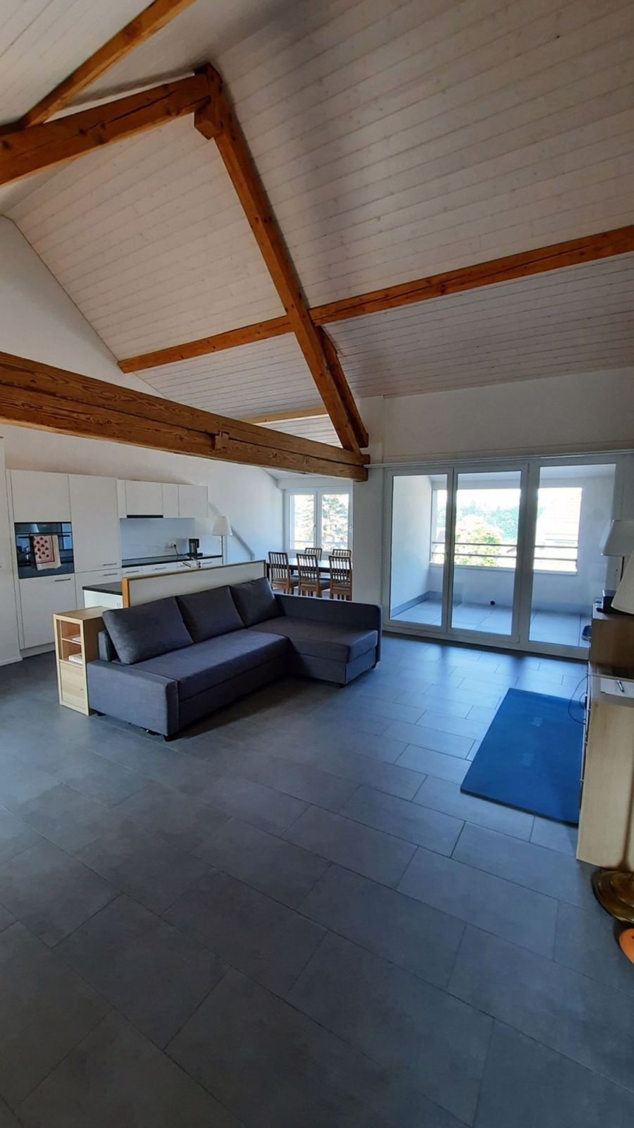 Bright 3.5-room top-floor apartment with covered balcony, vaulted ceilings & panoramic view Langnau am Albis - Living Room