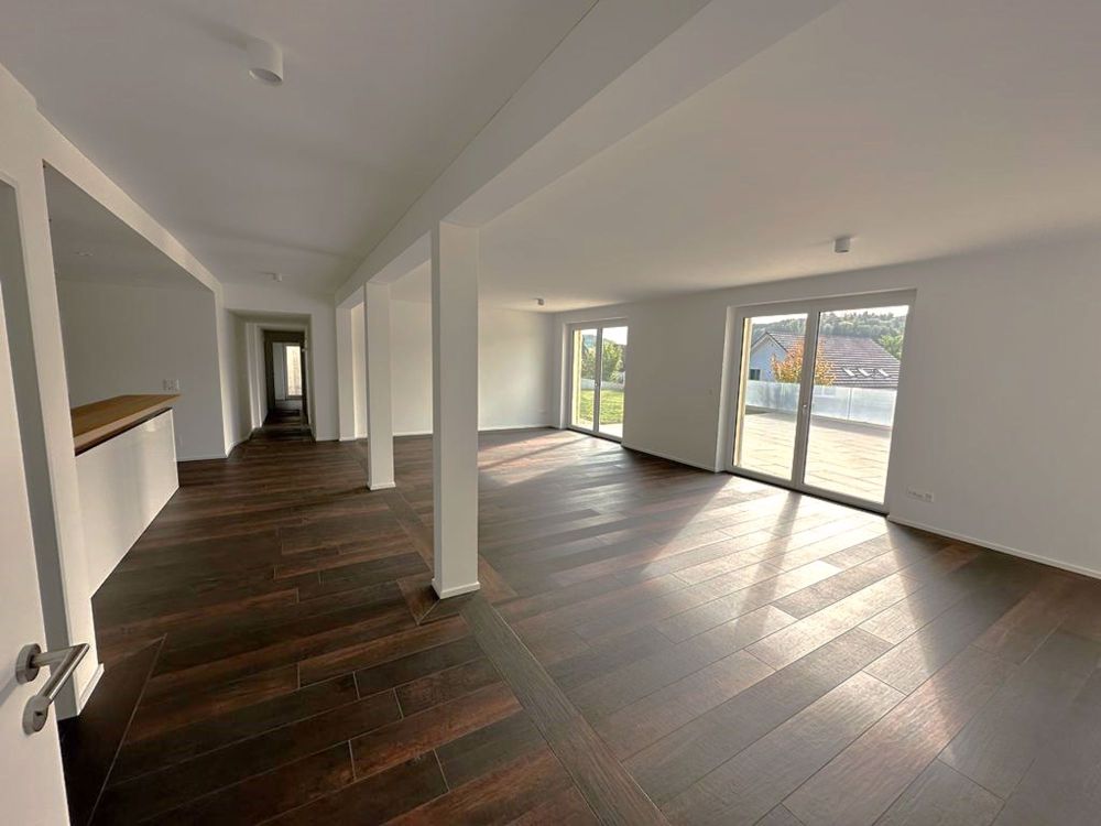 Exklusive 4.5 Zimmer-Parterre-Wohnung im Eigentumsstandard mit über 200m² Aussenbereich zu vermieten - Bild 2