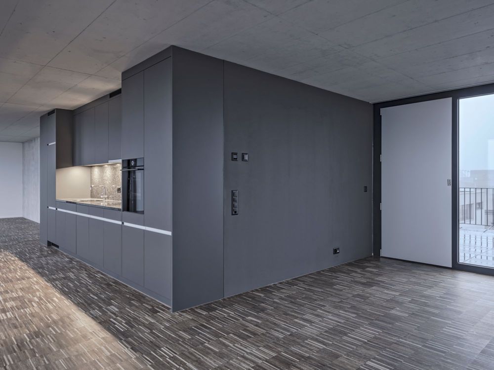 URBANES 1.5-ZIMMER-LOFT MIT AUSBLICK ÜBER AARAUS DÄCHER - Küche- und Essbereich