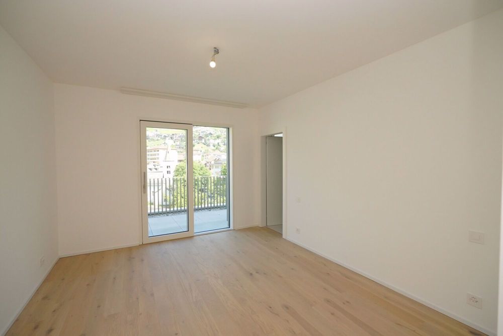 ATTIQUE D'EXCEPTION DE 4.5 PCES CENTRE-VILLE DE SIERRE - Chambre parentale avec salle de douche privative et accès au balcon