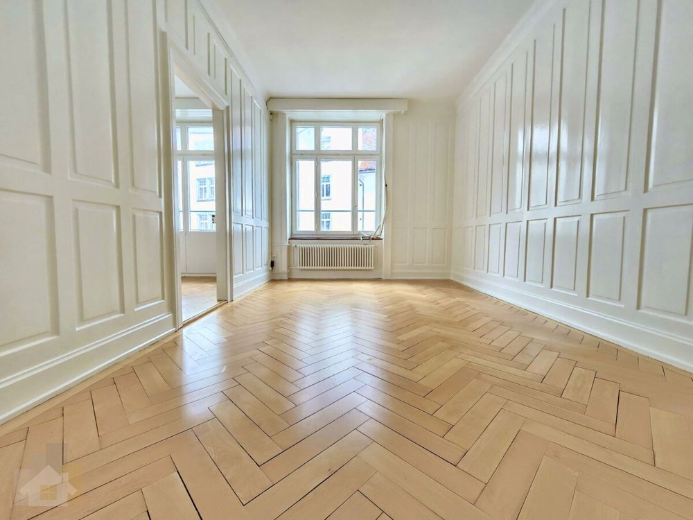 KOMPLETT RENOVIERTE ALTWOHNUNG MITTEN IM ZENTRUM AN BESTER LAGE MIT DA - Wohnzimmer