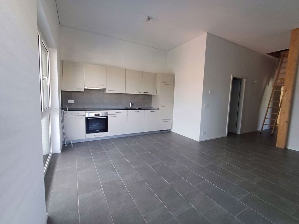 Neue 2½-Zimmer-Wohnungen mit etwa 51 und 58 m², bestehend aus: - gut ausgestatteter offener Küche - hellem Wohnzimmer mit Zugang zum Balkon - einem Schlafzimmer - Badezimmer/WC mit Waschmaschine - Dachboden, der vom Wohnbereich aus zugänglich ist - Balkon - Bild 2