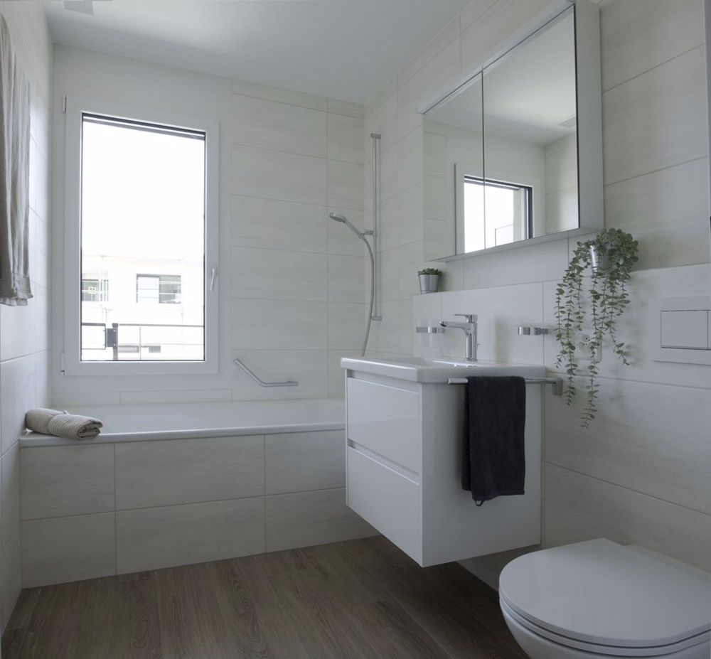 Attika-Wohnung mit Aussicht und eigener Waschküche - Badezimmer
